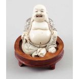 BuddhaJapan, 19. Jahrhundert. - Ho-Tai - Elfenbein. Polychrom bemalt. H. 5 cm. Sign. Holzsockel.