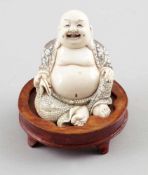 BuddhaJapan, 19. Jahrhundert. - Ho-Tai - Elfenbein. Polychrom bemalt. H. 5 cm. Sign. Holzsockel.