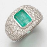 Smaragd-Ring mit Brillanten750/- Weißgold, gestempelt. Gewicht: 10,8g. 1 Smaragde im