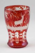 JagdpokalUm 1860. - Röhrender Hirsch umgeben von Bäumen - Farbloses Glas, rot lasiert. Matt
