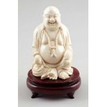 BuddhaJapan, 19. Jahrhundert. - Ho-Tai - Elfenbein. 13,5 cm. Holzsockel. Bitte beachten Sie, dass