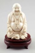 BuddhaJapan, 19. Jahrhundert. - Ho-Tai - Elfenbein. 13,5 cm. Holzsockel. Bitte beachten Sie, dass