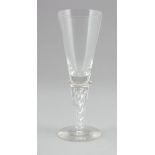 Kelchglas mit HohlfädenJosephinenhütte, um 1925. Farbloses Glas. Im Schaft eingeschlossene,