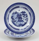 Paar TellerChina, wohl Daoguang. Porzellan. Blaue Unterglasurmalerei. D. 23,5 cm. - Zustand: Ein