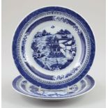 Paar TellerChina, wohl Daoguang. Porzellan. Blaue Unterglasurmalerei. D. 23,5 cm. - Zustand: Ein