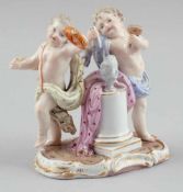 Figurengruppe: Zwei Kinder mit Säule und TamburinKönigliche Porzellan Manufaktur, Meissen um 1850.