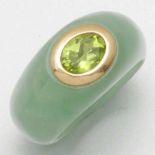 Modischer Damenring aus Jade mit Peridot585/- Gelbgold, gestempelt. Gewicht: 6,7g. Jade. 1 Peridot