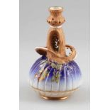Vase mit zwei GriffenErnst Wahliss, Wien um 1896. - Blumenbukett - Keramik, heller Scherben.
