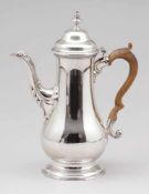 Seltene KaffeekanneLondon/England, um 1763/64. 925er Silber. Punzen: Herst.-Marke, Stadt- und