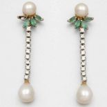 Paar Ohrhänger mit Brillanten, Perlen und Smaragden585/- Weißgold, ungestempelt. Gewicht: 9,2 g. 4