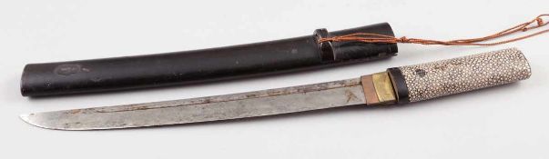 WakizashiJapan, 20. Jahrhundert. Stahlklinge. L. 32 cm. Gesamt-L. 44,5 cm. Fischhautgriff. -