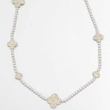 Langes, modernes Diamant-Collier in Kleeblatt-Form750/- Weißgold, gestempelt. Gewicht: 43,6g. Div.