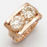 Großer Altschliff-Diamant-RingUm 1900. 585/- Roségold, gestempelt. Gewicht: 6,1g. 2 Diamanten im