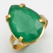 Jade-Ring im Tropfenschliff750/- Gelbgold, gestempelt. Gewicht: 5,1g. 1 Jade im Tropfenschliff ca.