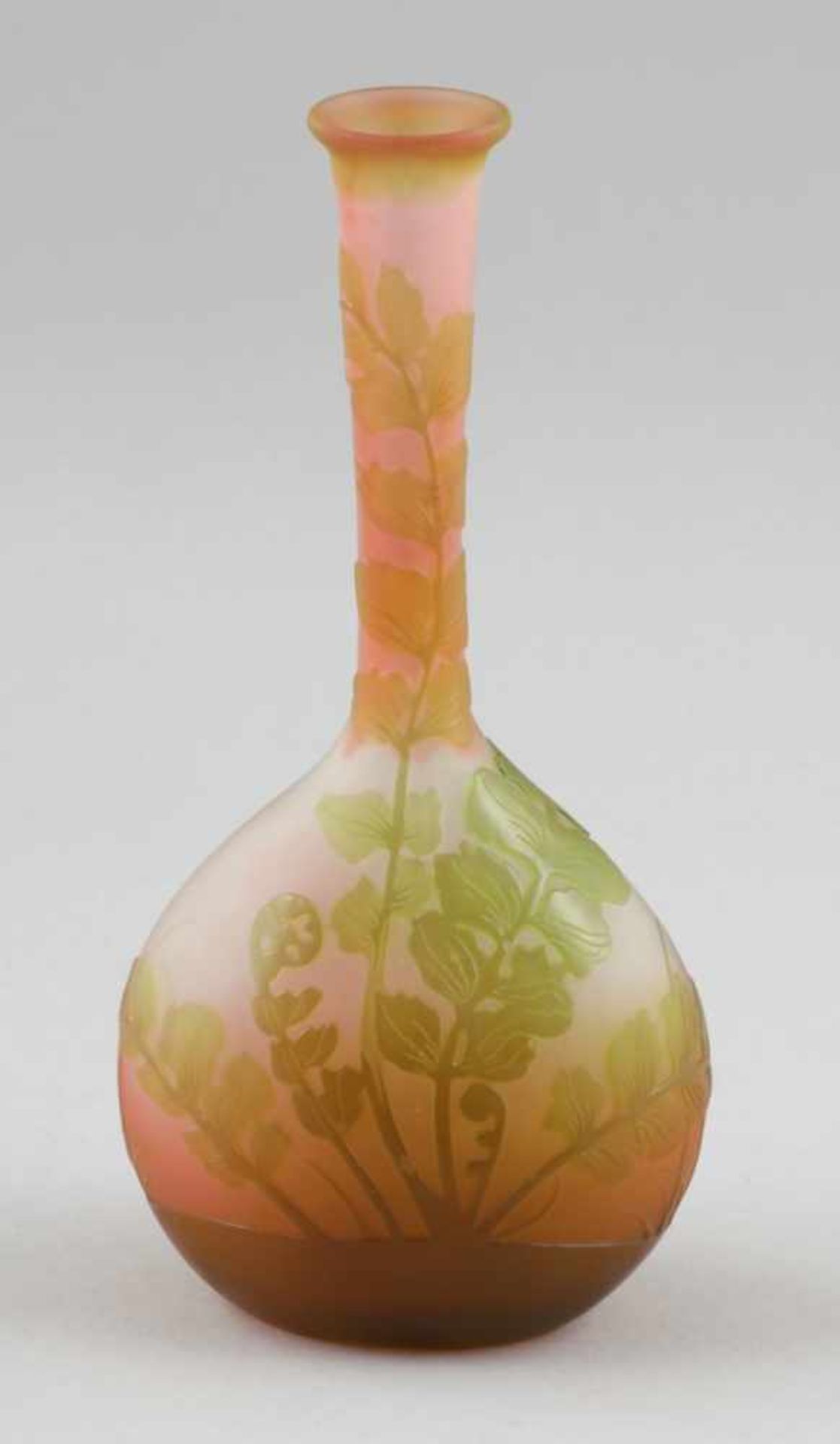 EnghalsvaseÉmile Charles Gallé, Nancy 1908-1914. - Farne - Opakweißes Glas, mit rosafarbenen
