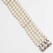 Vierreihiges Perlen-Armband mit Saphiren585/- Weißgold, gestempelt. Gewicht: 44,2g. 8 Saphire zus.