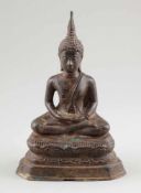 BuddhaThailand, um 1900. Bronze. H. 26 cm. Meditierender Buddha auf Lotussockel.