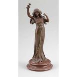 Künstler um 1900- Flora - Bronze. Braun patiniert. Bronzesockel. H. o./m. Sockel: 19/21,8 cm.