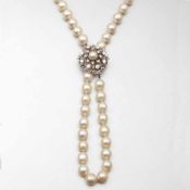 Perlenkette mit blütenförmigem Brillantschloss585/- Gelbgold, gestempelt. Gewicht: 80,8g. 89
