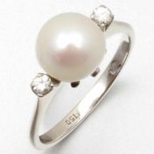 Ring mit Perle und Brillanten750/- Weißgold, gestempelt. Gewicht: 3,7g. 1 Zuchtperle (D. 0,9cm). 2