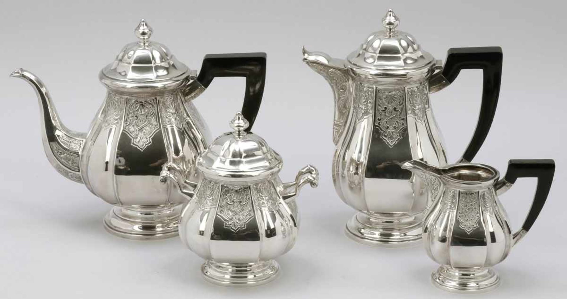 4tlg Kaffee- und Teeservice mit MuscheldekorBelgien, um 1900. 800er Silber. Punzen: Herst.-Marke,