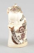 Kleines OkimonoJapan, 19. Jahrhundert. - "Glücksgott" - Elfenbein. Polychrom bemalt. H. 8 cm. Bez.