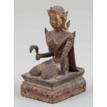 Sitzender AdorantThailand, Bangkok Periode. Bronze. Vergoldet. H. 14,5 cm. Mönch mit königlichem