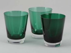 3 Becher MosaiqueBaccarat. Farbloses Glas mit grünem Innenüberfang. Unter dem Stand bez.: Baccarat