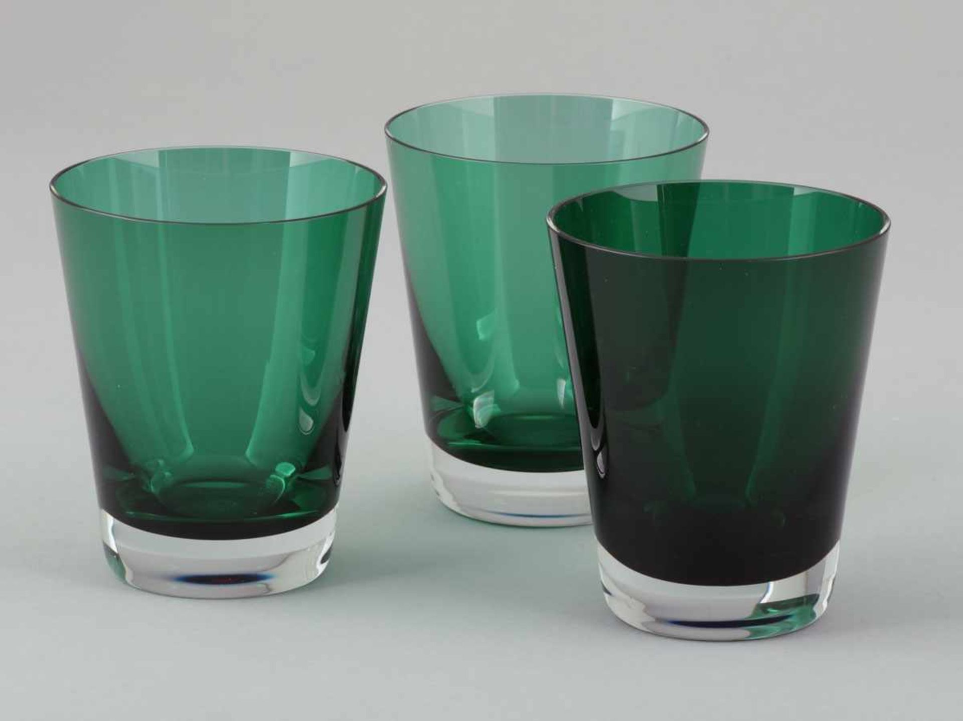 3 Becher MosaiqueBaccarat. Farbloses Glas mit grünem Innenüberfang. Unter dem Stand bez.: Baccarat