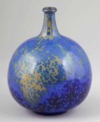 EnghalsvaseHorst Kerstan, Kandern 1969. Keramik, heller Scherben. Blaue Kristallglasur über