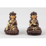 Paar kleine BodhisattvasTibet. Bronze. Polychrom bemalt. H. 7,5 cm. Jeweils mit unterschiedlichen