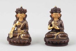 Paar kleine BodhisattvasTibet. Bronze. Polychrom bemalt. H. 7,5 cm. Jeweils mit unterschiedlichen