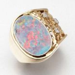 Ring mit Opal585/- Gelbgold, gestempelt. Gewicht: 8,4g. Opal im Oval (1,7 x 1,2cm). 3 Brillanten