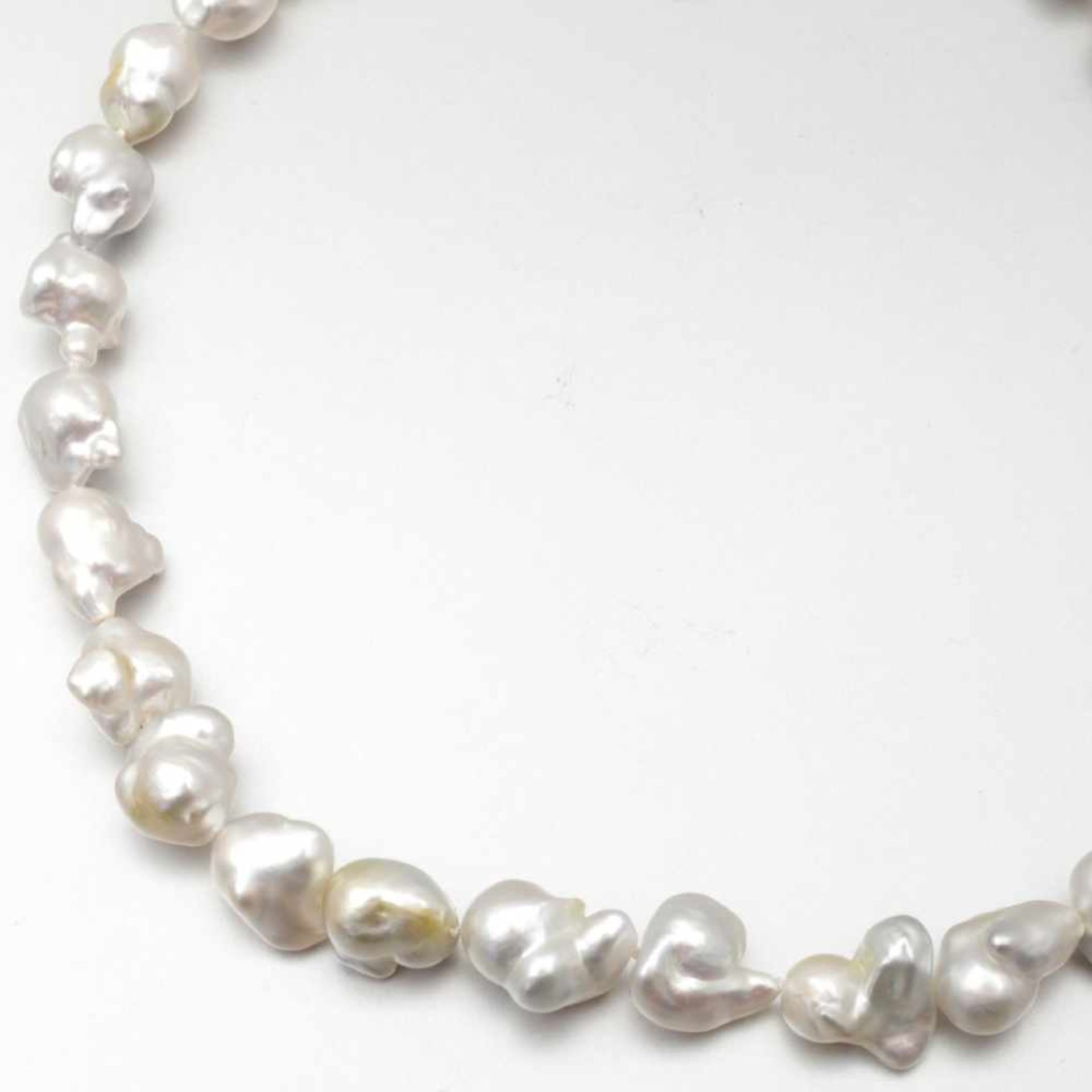 Südsee-Keshi-Perlencollier32 weiß-/silbergraue Südsee-Keshi-Perle in sehr feinem Lüster. D. 15-11