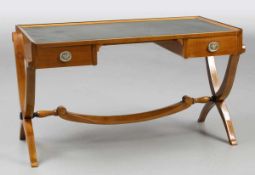 Biedermeier Schreibtisch19. Jh. Obstholz. 60 x 124,5 x 72 cm. Auf zwei gekreuzten, geschwungenen