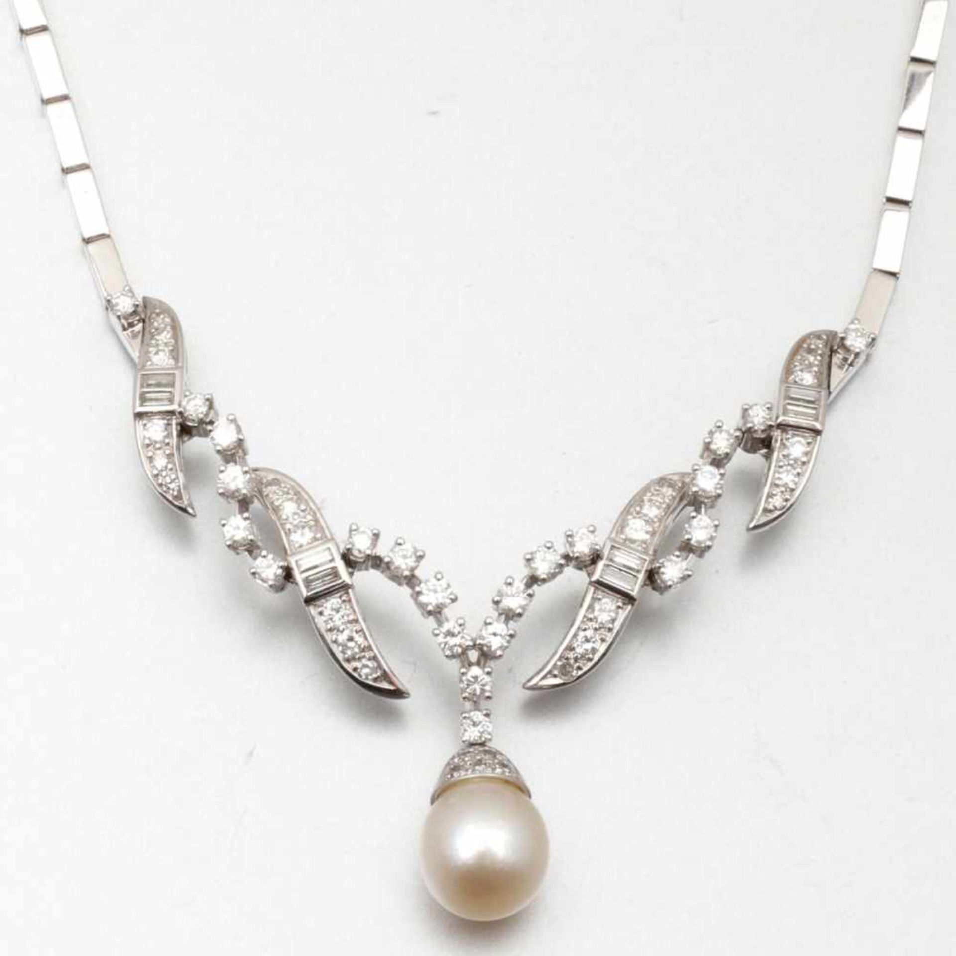 Diamant-Collier mit Perle750/- Weißgold, gestempelt. Gewicht: 22,7g. 34 Brillanten zus. ca. 1,