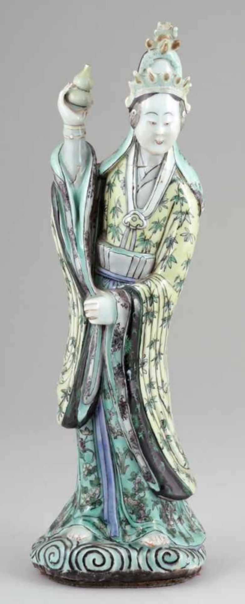 GuanjinChina, 19. Jahrhundert. - Famille Verte - Porzellan. Poychrom bemalt. H. 46 cm. - Zustand: