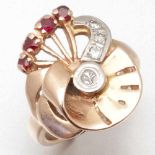 Floraler Ring mit Rubinen und DiamantenUm 1930. 585/- Rosegold und Weißgold, gestempelt. Gewicht: