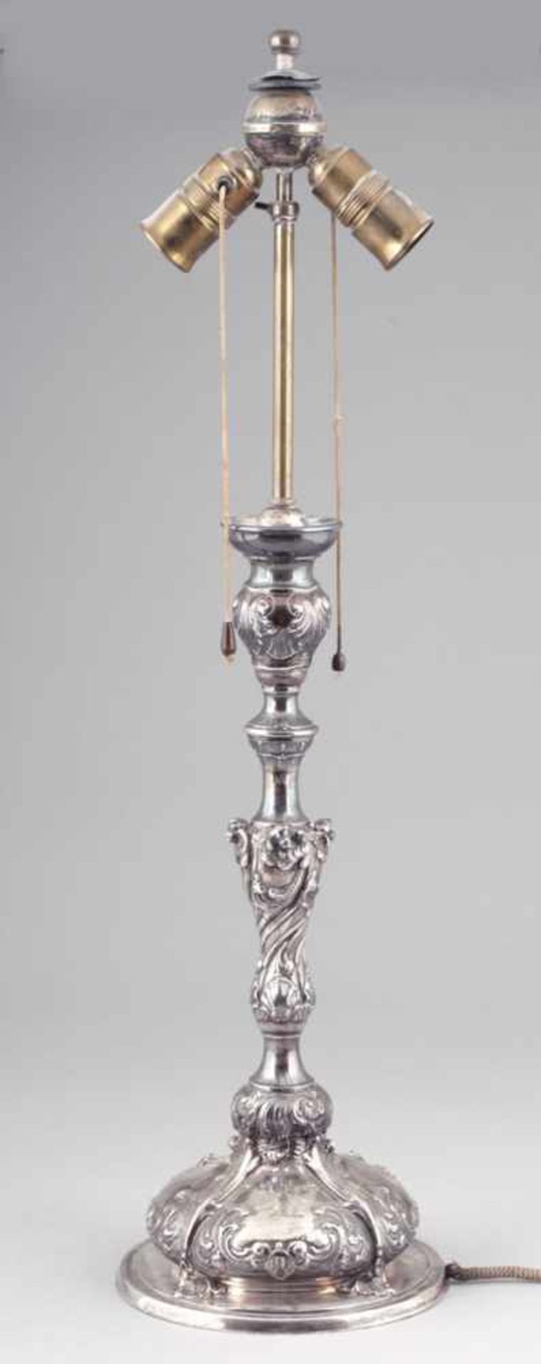 Lampenfuß im Barock Stil930er Silber. Punzen: Herst.-Marke, 930. H. 77,5 cm. Gew.: 3500 g (