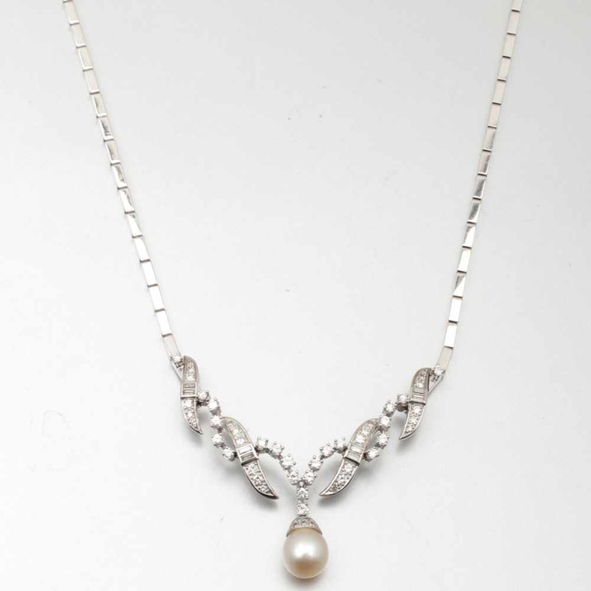 Diamant-Collier mit Perle750/- Weißgold, gestempelt. Gewicht: 22,7g. 34 Brillanten zus. ca. 1, - Bild 2 aus 2