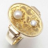 Ring mit Perle und BrillantUm 1970. 585/-Gelbgold, gestempelt. Gewicht: 7,5g. 1 Brillant ca. 0,