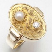 Ring mit Perle und BrillantUm 1970. 585/-Gelbgold, gestempelt. Gewicht: 7,5g. 1 Brillant ca. 0,