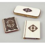 2 Tanzkarten und 1 EtuiFrankreich, 19. Jahrhundert. Elfenbein. Perlmutt. Silber. Tanzkarten (9,5 x 6