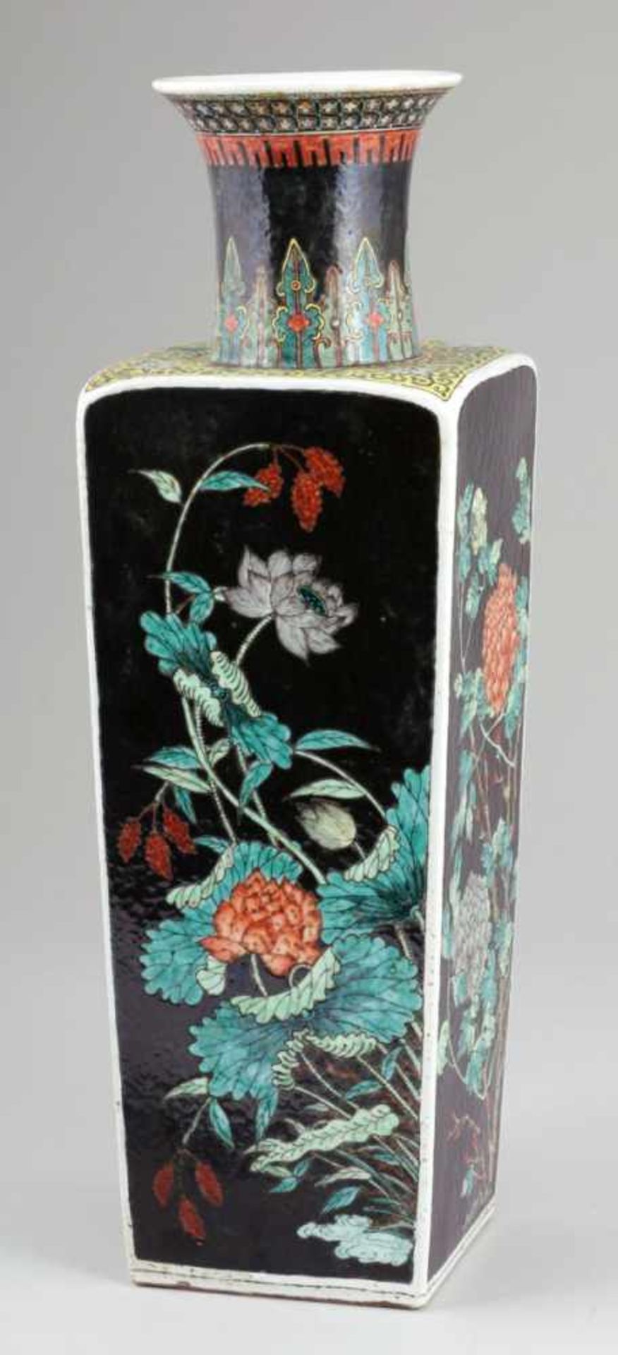 VaseChina, 19. Jahrhundert. Porzellan. Polychrom bemalt. H. 50 cm. Blaue Bodenmarke (Kanxi). -