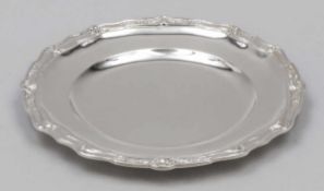 Teller mit Rocaillendekor800er Silber. Punzen: Herst.-Marke, 800. D. 22 cm. Gew. 186 g.