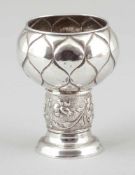 Historismus Miniatur-Bechervase800 Silber. Punzen: 800, Halbmond/Krone. H. 10,5 cm. Gew.: 128 g.