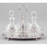 Menage800er Silber. Punzen: Herst.-Marke, 800. 18 x 22 x 13,8 cm. Gew.: 320 g (ohne Glas).