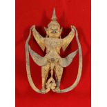 GarudaThailand, 19. Jahrhundert. Bronze. Vergoldet. H. 26 cm. Auf Spanplatte montiert. Der Garuda