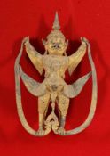 GarudaThailand, 19. Jahrhundert. Bronze. Vergoldet. H. 26 cm. Auf Spanplatte montiert. Der Garuda