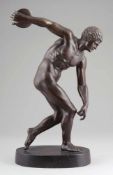 Bronzebildner nach der Antike- Diskobolos (Diskuswerfer des Myron) - Bronze. Braun patiniert. H.